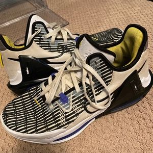 Nike LeBron witness 6 tennis shoes